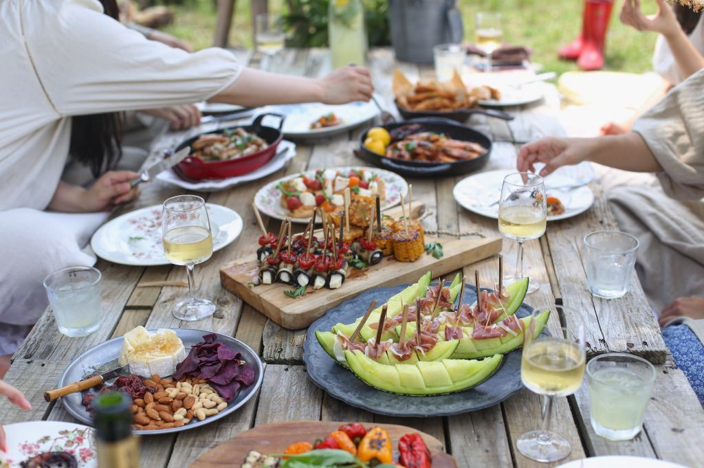 Tips For Being The Perfect Dinner Party&nbsp;Guest